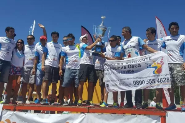 Todos con los brazos en alto