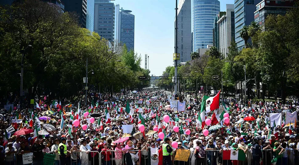 PROTESTA. Miles de mexicanos marcharon contra Donald Trump FOTO DPA