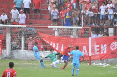 Video: con un gol de taco, Salazar definió el clásico de Aguilares