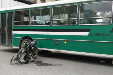 Por un choque entre un colectivo y una moto, circular por el centro fue un caos