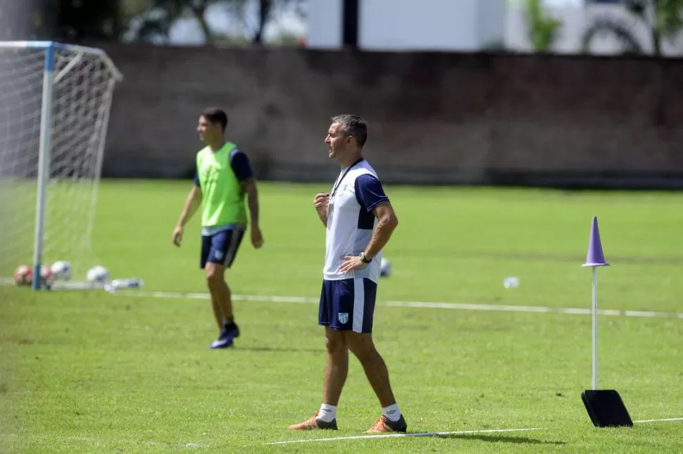 TIENE FE. Lavallén confía que Atlético dará un buen espectáculo en Cartagena, cuando el jueves, a las 19.15, visite a Junior. LA GACETA / FOTO DE FOTO DIEGO ARÁOZ