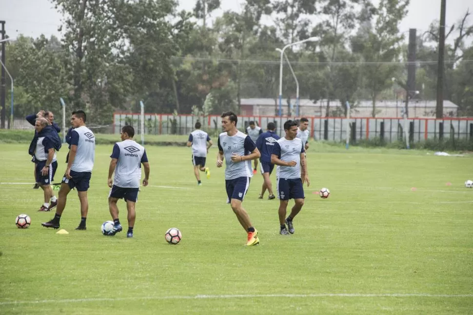 SER INTELIGENTES. Leandro González considera que Atlético debe ser cauto pero sin resignarse a atacar a Junior de Barranquilla, que con seguridad saldrá a buscar la victoria en Cartagena de Indias. LA GACETA / FOTO DE JORGE OLMOS SGROSSO