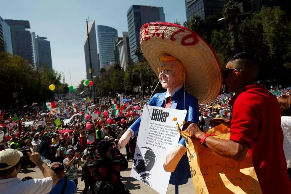 REPUDIO TOTAL. Miles de pobladores manifestaron ayer en la Ciudad de México contra las políticas de Trump. fotos reuters 