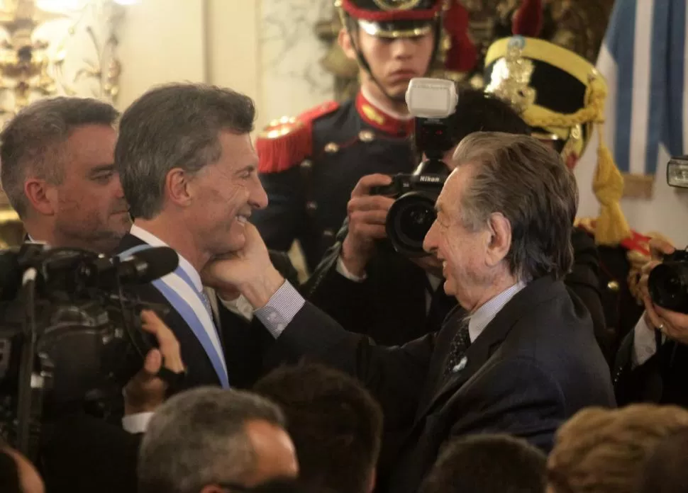 RESPALDO. Franco Macri, cuando felicitó a su hijo Mauricio por la asunción de la Presidencia. dyn