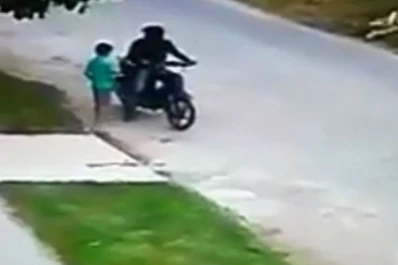 Video: un motochorro asaltó a un nene de ocho años en el barrio Presidente Perón