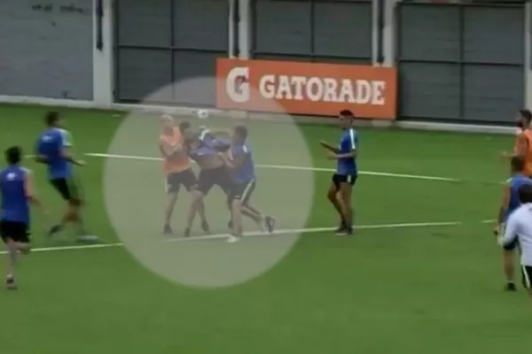Insaurralde y Silva, a las piñas en el entrenamiento de Boca