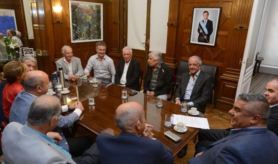 RONDA DE MATES Y DE CAFÉS. Dirigentes del fútbol argentino reunidos ayer con los representantes del Gobierno nacional. DYN