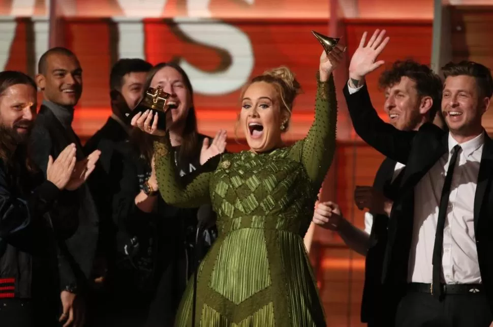 PROTAGONISTA. Adele se encargó de la apertura de la ceremonia con “Hello” y se adjudicó cinco premios en las principales categorías.  fotos reuters 
