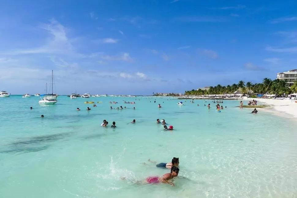 ENTRE VELEROS Y PALMERAS. Un chapuzón en aguas serenas del mar Caribe suena tentador para la mayoría. 