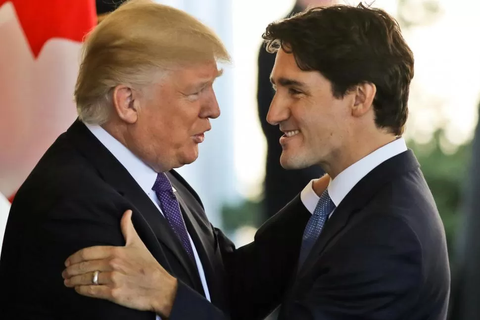 PROTOCOLO. Trump y Trudeau se reunieron ayer y hablaron de los temas económicos y políticos que los separan. reuters 
