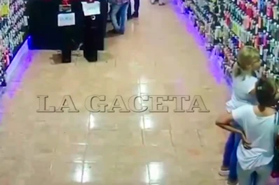 Video: escrachan a mecheras robando en un local céntrico
