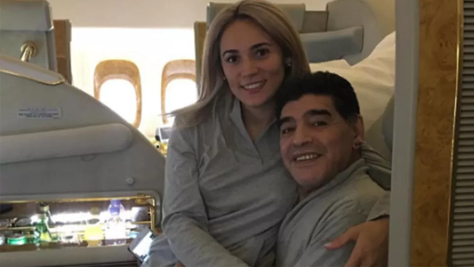 PAREJA POLÉMICA. Rocío Oliva y Diego Maradona. FOTO TOMADA DE TN.COM.AR