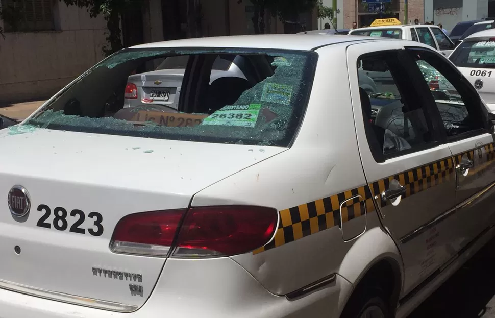 ENFRENTAMIENTO. Dos taxistas destruyeron sus autos a fierrazos. FOTO LA GACETA/LUCIANA COLLADO.