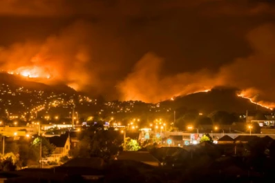 Un impresionante incendio dejó mil evacuados y un muerto