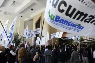 Hubo acuerdo salarial y los bancarios levantaron el paro