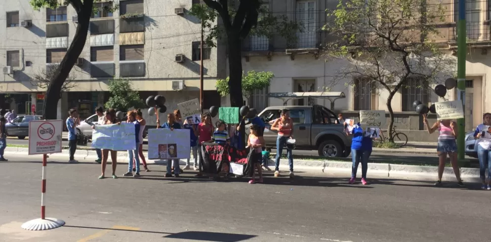 PROTESTA. Los familiares de Ruesjas, en la avenida Sarmiento al 400. LA GACETA / GUSTAVO RODRÍGUEZ