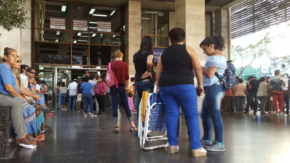 LARGA ESPERA. Las filas para acceder a los cajeros del Banco Nación doblaban por calle San Martín. LA GACETA / FOTO DE MATÍAS QUINTANA VÍA MÓVIL