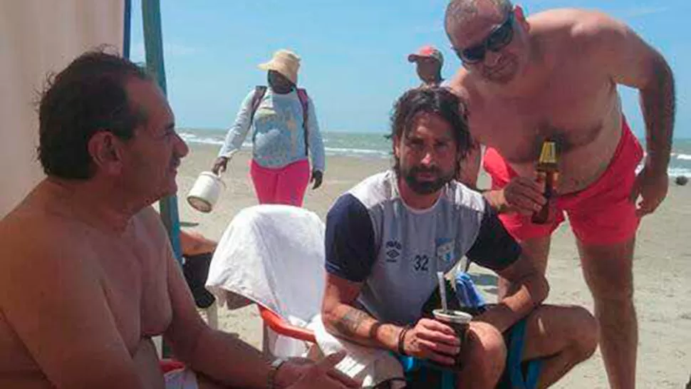 Alperovich y Lucchetti en la playa de Cartagena, la imagen que se viralizó en WhatsApp