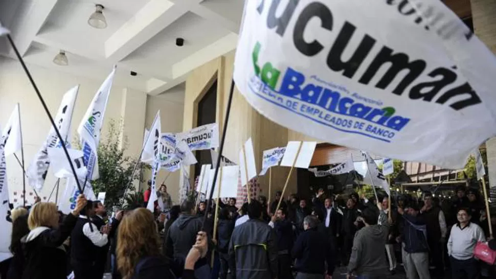 LA BANCARIA. La imagen muestra una protesta del sindicato en Tucumán. ARCHIVO