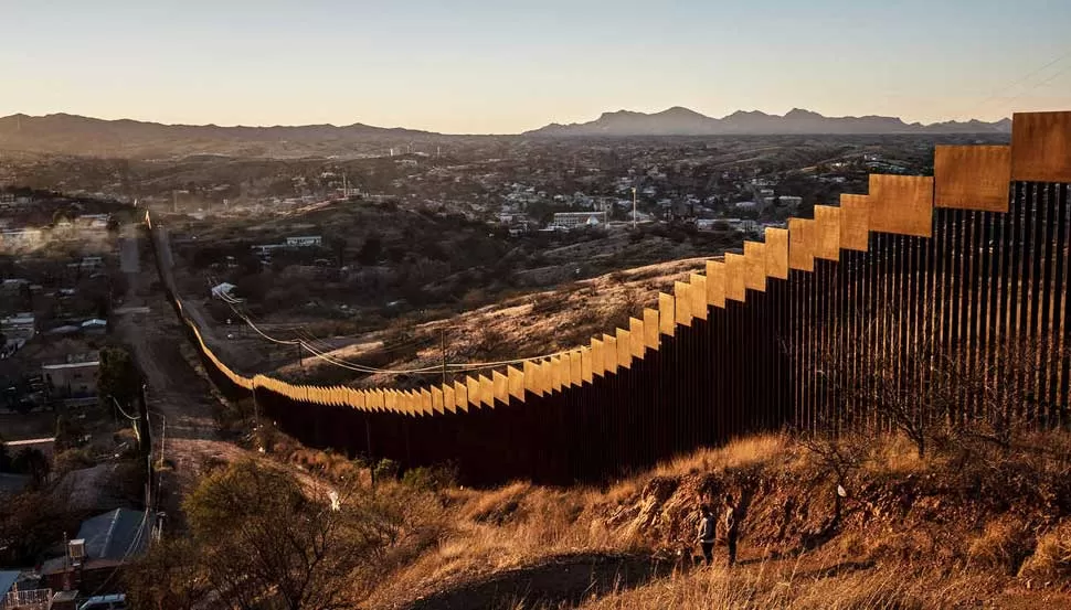 COMO UNA CORTINA METÁLICA. Una imagen del muro vista desde Nogales, una de las ciudades fronterizas. Bryan Denton para The New York Times