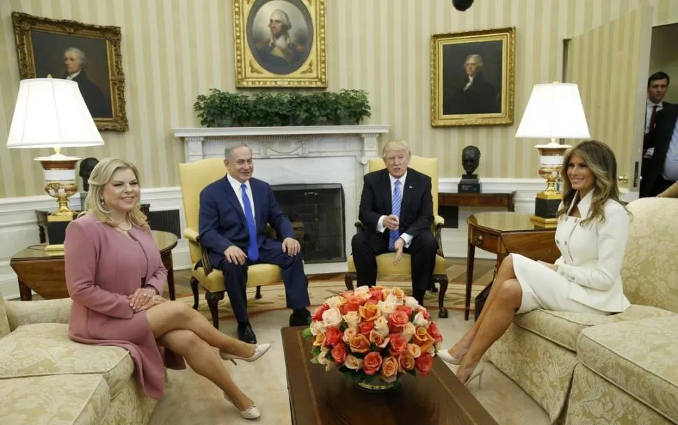 EN WASHINGTON. Trump y la primera dama Melania Trump recibieron al primer ministro, Benjamin Netanyahu, y su esposa Sara, en la Oficina Oval. reuters