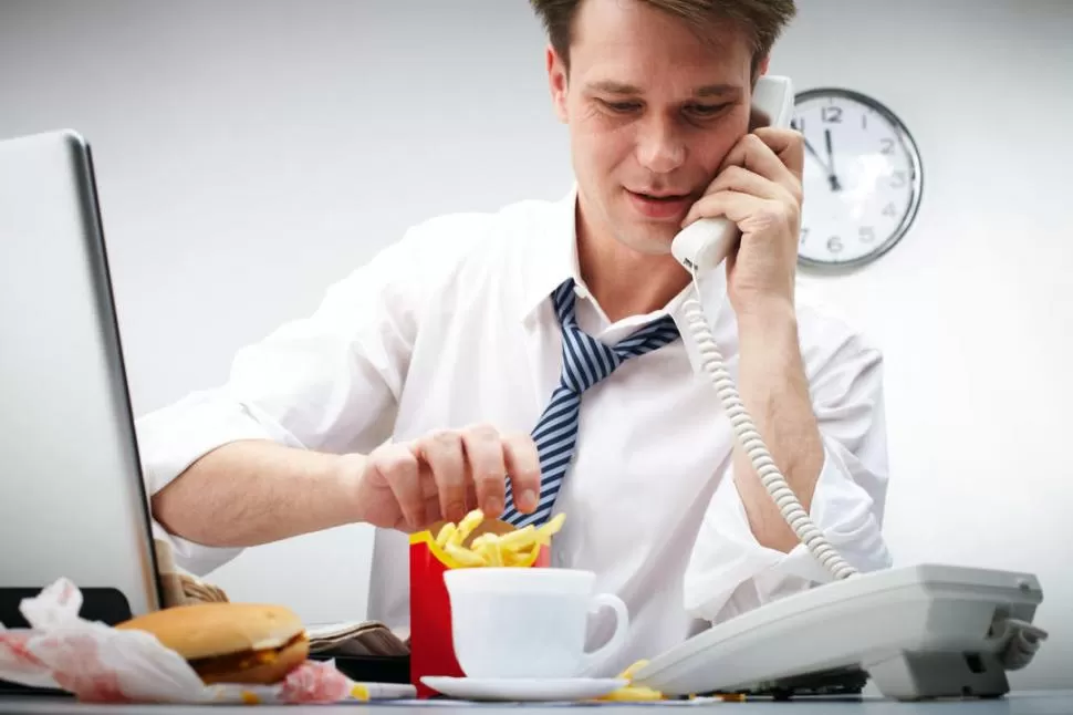 MALA ALIMENTACIÓN. El 31% de los trabajadores prefiere la comida rápida en el almuerzo; el 24% opta por comer las sobras del día anterior. Sumedico.com