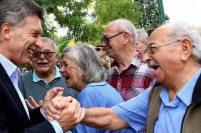 Macri se rodeó de jubilados, el día después de la polémica
