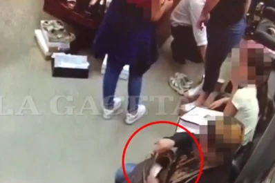 Filman a dos presuntas mecheras robando en una zapatería