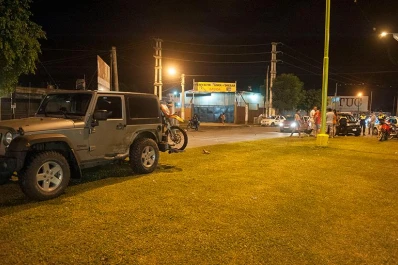 La tranquilidad de la noche de la avenida Perón se vio alterada por un accidente