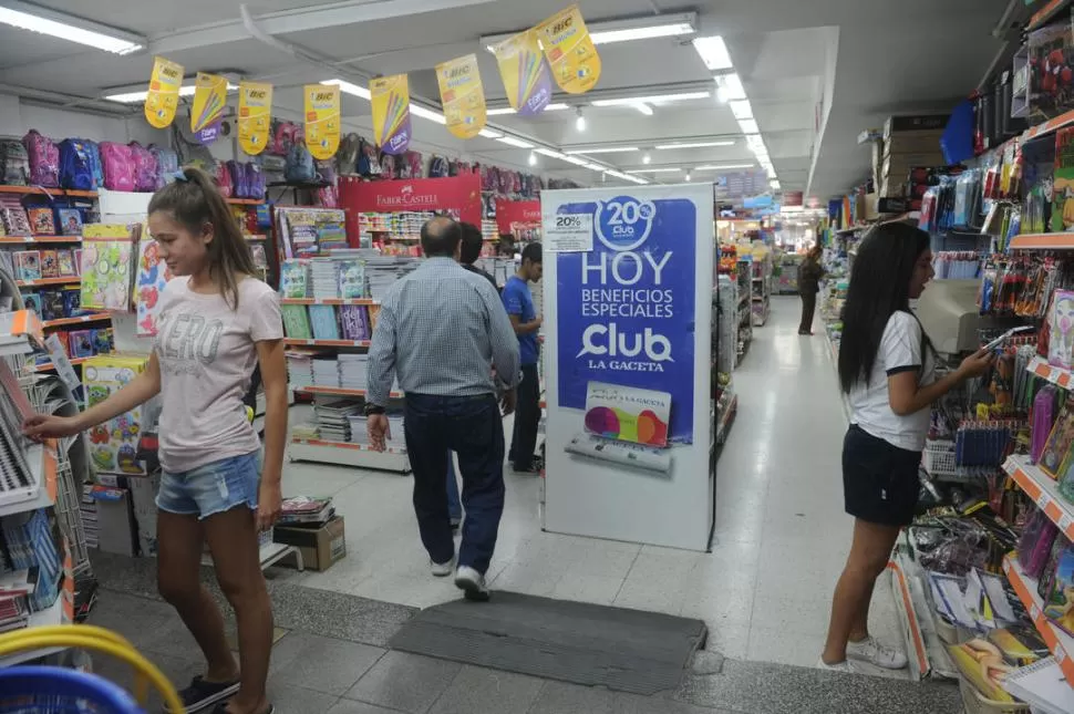 PREVISORES. Los tucumanos se anticipan en las compras escolares para elegir tranquilos, señalan en Copitec. la gaceta / foto de Antonio Ferroni