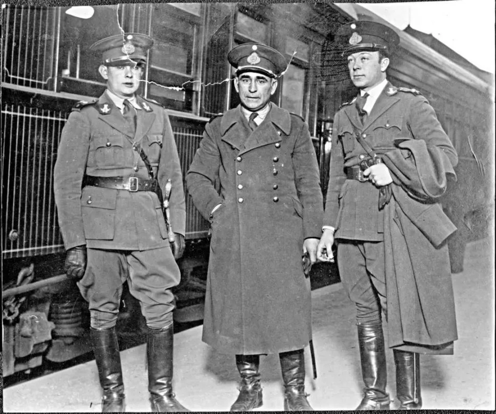 JULIO GARCÍA FERNÄNDEZ. Aparece al centro, ya con grado de mayor, uno de los oficiales duelistas de 1916 