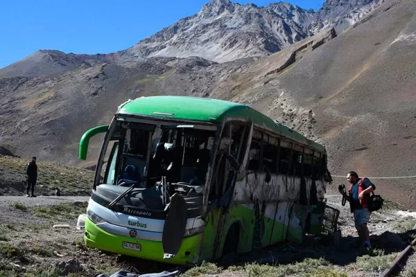 Confirman que el chofer del ómnibus que volcó en Mendoza excedió la velocidad