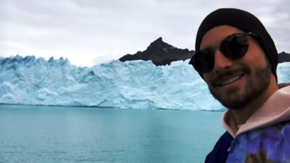 SELFIE EN EL PERITO MORENO. El cantante quedó impresionado con el Glaciar. FOTO TOMADA DE TIEMPOSUR.COM.AR
