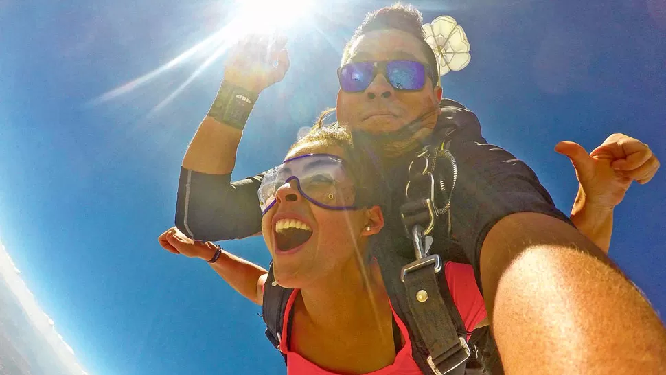 ADRENALINA EN EL AIRE. Natalia Sandoval festejó su primer año de vida en México con un salto en paracaídas. GENTILEZA NATALIA SANDOVAL