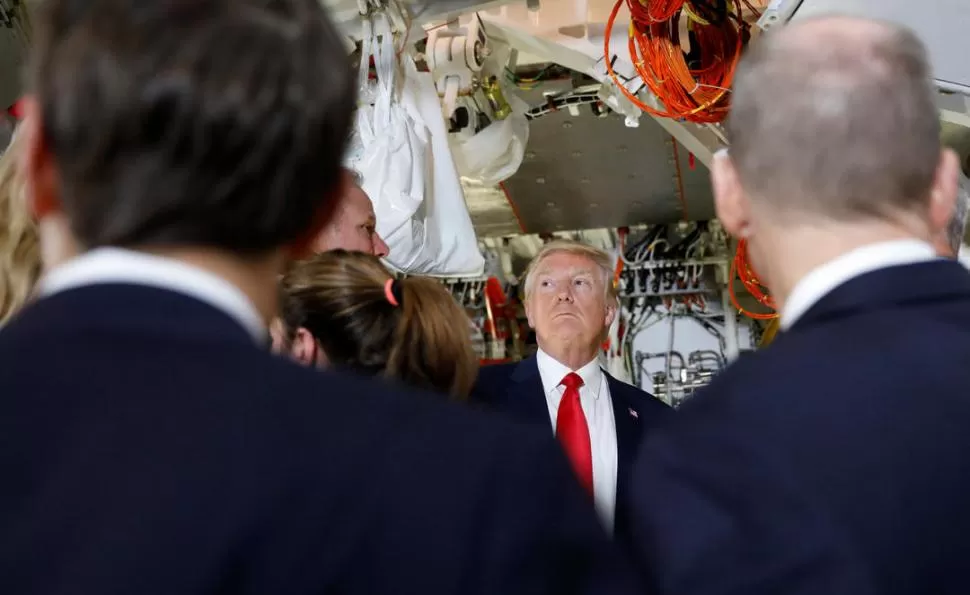 CAROLINA DEL SUR. Trump visitó la planta de Boeing, donde proclamó que “siempre Estados Unidos primero”. Reuters
