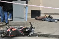 Para disminuir los arrebatos quieren prohibir por ley que circulen dos hombres juntos en una misma moto