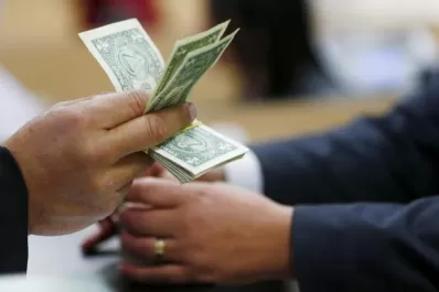 El gasto público debilita el valor del dólar