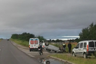 Un auto volcó en la avenida Circunvalación