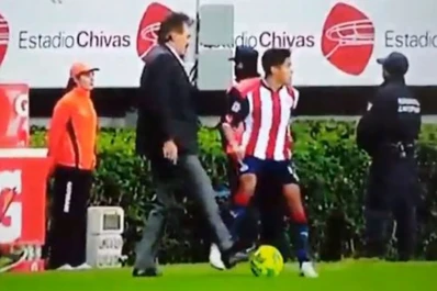 Insólito gesto de La Volpe: cortó un contraataque rival con falta y fue expulsado