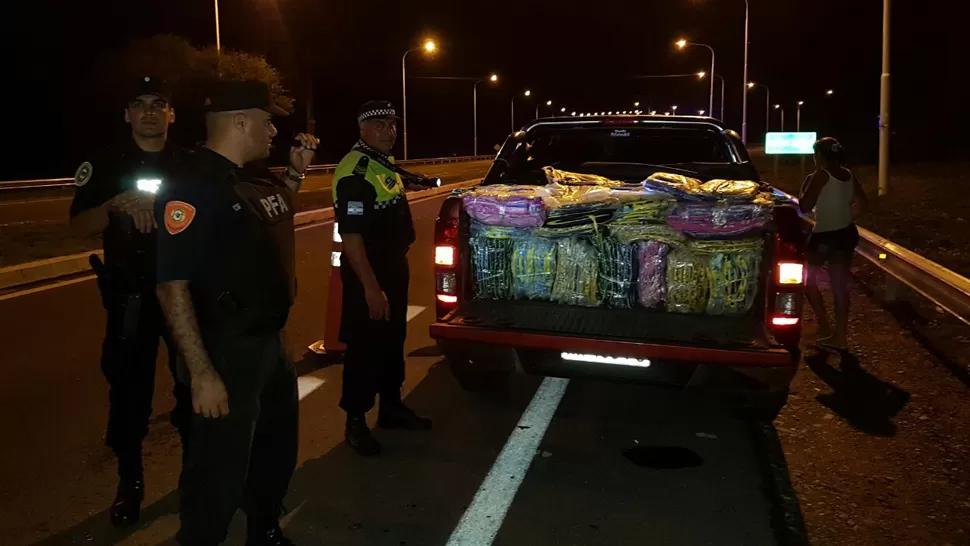 CONTRABANDO. La Policía Federal secuestró mercadería ilegal en la ruta Nacional N° 9. FOTO ENVIADA A LA GACETA WHATSAPP-.