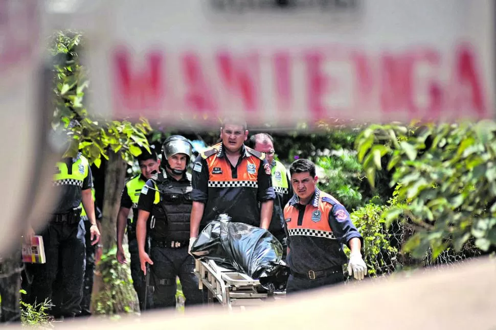 TAREA POLICIAL. El cuerpo de Soria es retirado por personal de Bomberos para su traslado a la morgue. la gaceta / foto de Inés Quinteros Orio