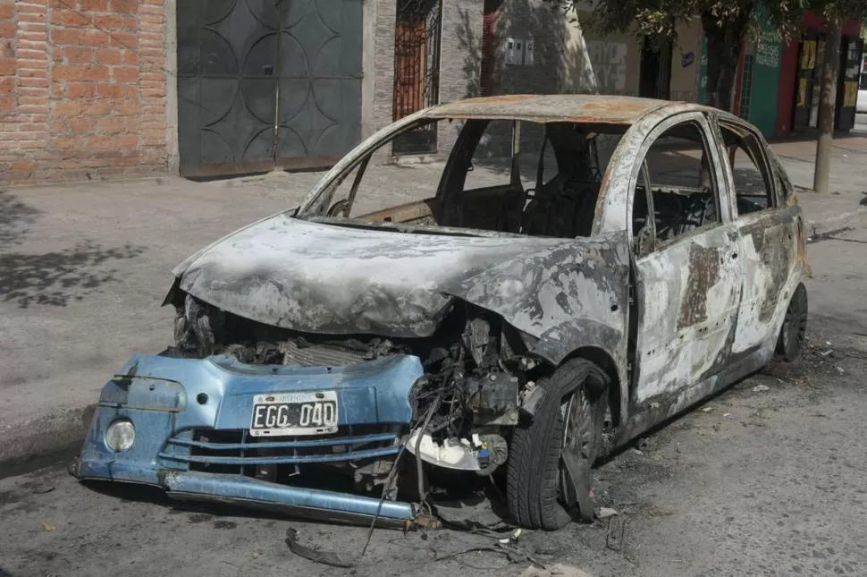HIERROS Y CENIZAS. El automóvil se consumió por una bomba molotov. la gaceta / foto de adrian lugones