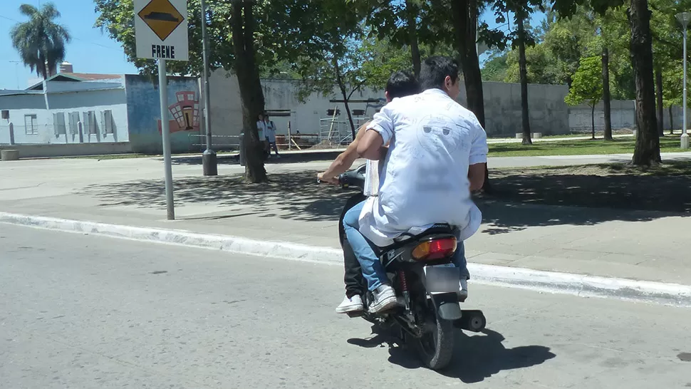 SÓLO UNO. La iniciativa del Gobierno prohibe que dos hombres circulen en moto. ARCHIVO LA GACETA / FOTO DE OSVALDO RIPOLL