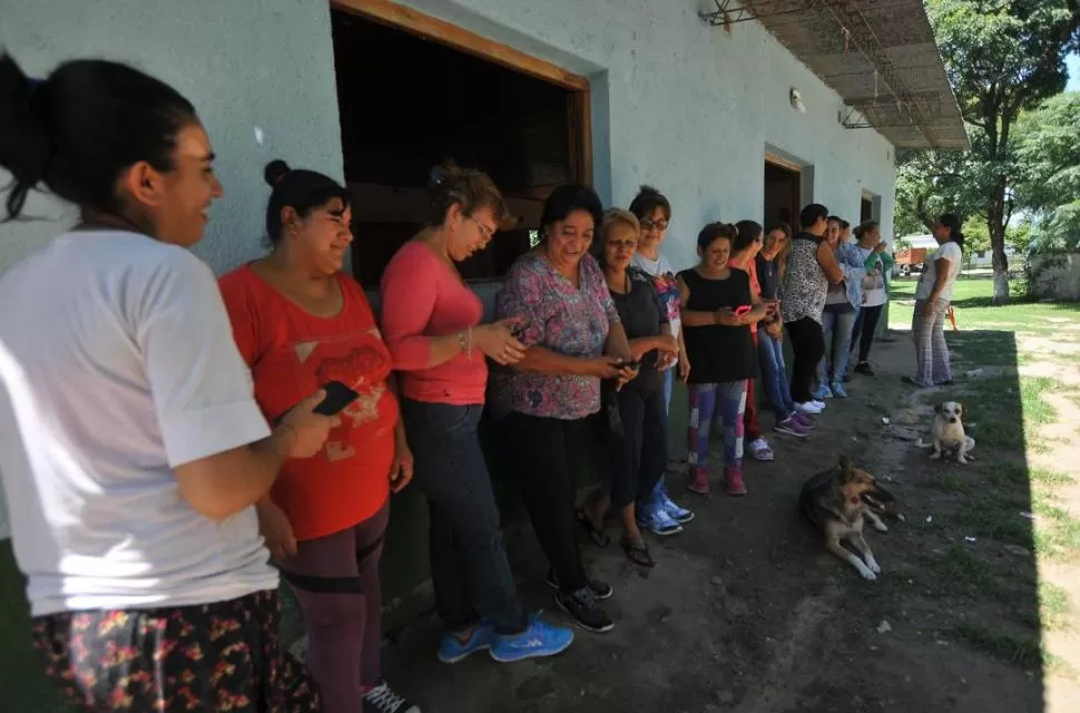 LEJOS DE LOS HOMBRES. Las mujeres se reúnen en la cocina comunitaria o en la sede de la comuna rural y esperan su turno para cobrar el sueldo. la gaceta / FOTOS DE OSVALDO RIPOLL 