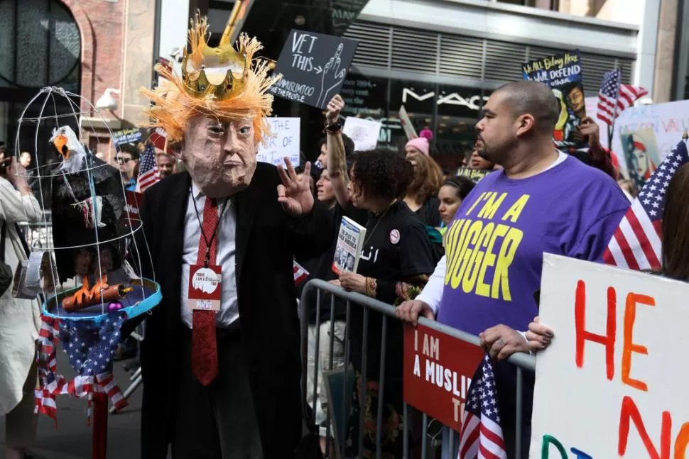 EN TIMES SQUARE. Neoyorkinos disfrazados y con carteles protestaron ayer. Reuters