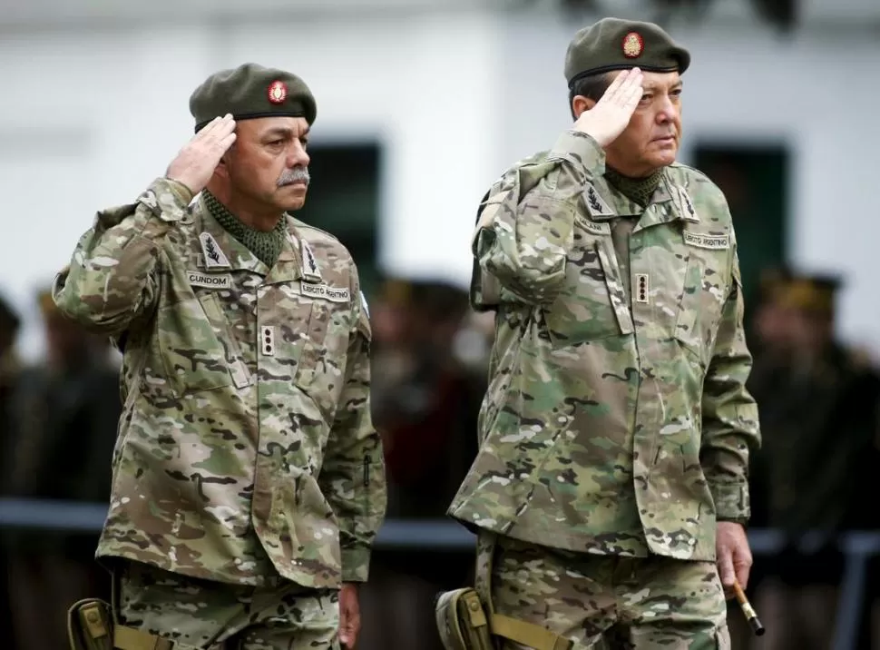 SALUDO MILITAR. El ex jefe del Ejército podría ser recluido en la base militar si avanza un pedido de su defensa. REUTERS