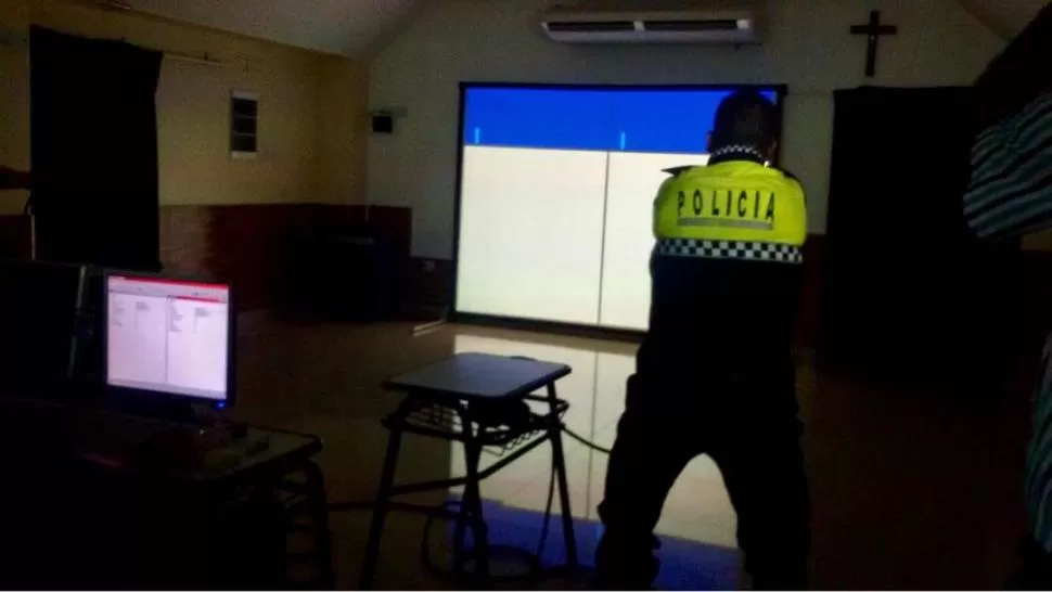 EN ACCIÓN. Un uniformado realiza un ejercicio con el simulador.  