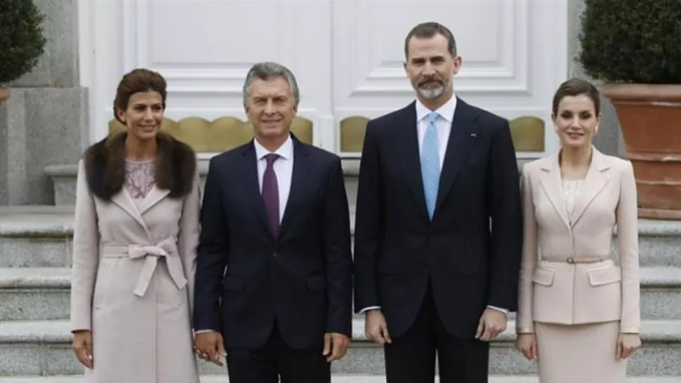 Los reyes Felipe y Letizia posan junto al presidente de Argentina, Mauricio Macri, y su esposa, Juliana Awada, a su llegada hoy al Palacio de la Zarzuela. FOTO TOMADA DE LOSTIEMPOS.COM