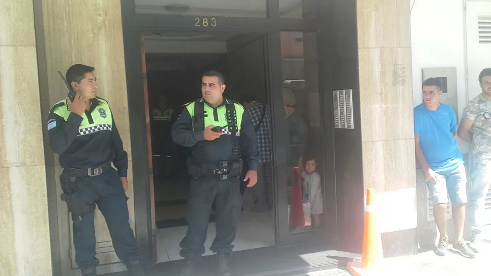 9 DE JULIO AL 200. Policías custodian la puerta del edificio. LA GACETA / JUAN MANUEL ROVIRA