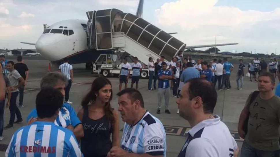 MOMENTO DE TENSIÓN. Fallas en la organización del vuelo a Quito hicieron que Atlético demore su llegada al estadio. LA GACETA